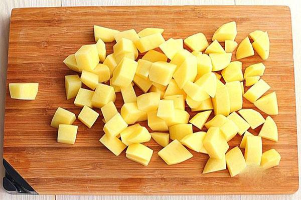 couper les pommes de terre en cubes