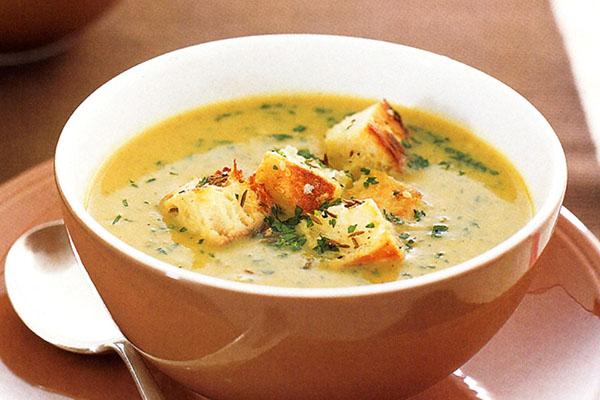 soupe à l'oignon avec de la chapelure