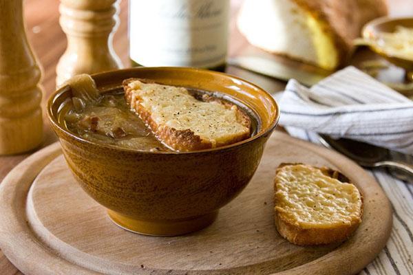 servir la soupe à l'oignon