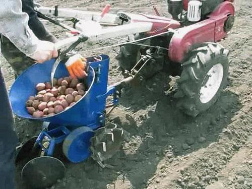 Travailler avec un planteur de pommes de terre