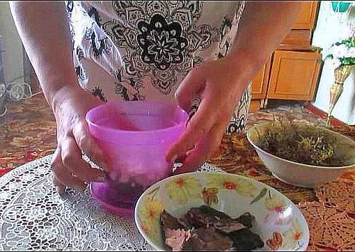 Colocación de vermiculita en el fondo de la olla.