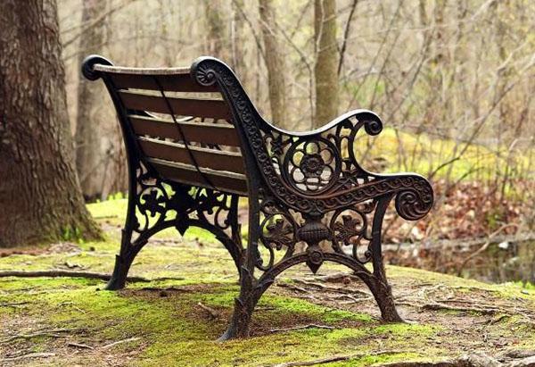 banc confortable dans la zone de loisirs