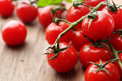 decorar el risotto con tomates cherry