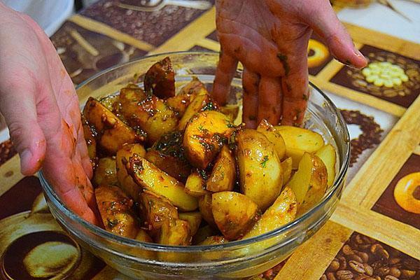 sazonar las patatas con salsa