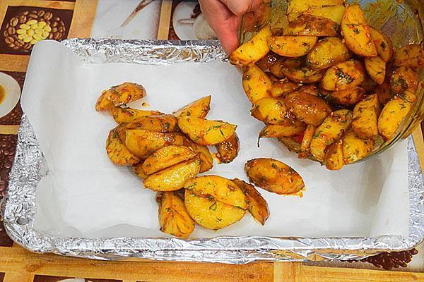 poner papas en una bandeja para hornear