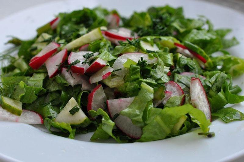 ensalada de espinacas con pepino y rábano