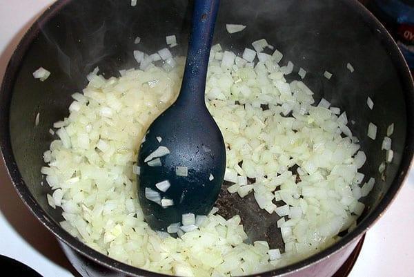 faire revenir l'oignon pour le caviar