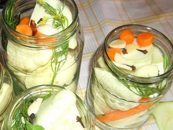 remplir les bocaux de légumes