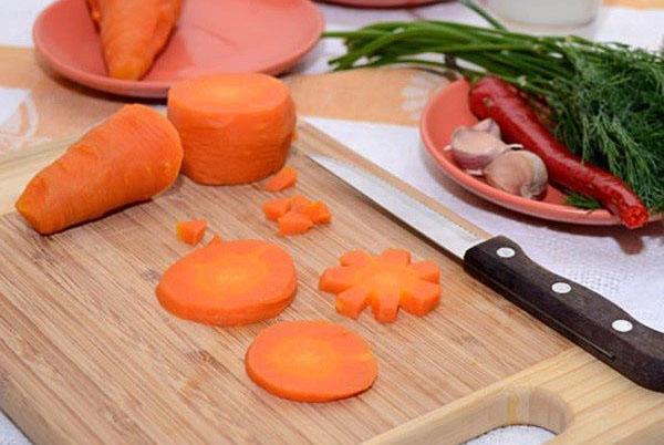 hacher les carottes et les poivrons