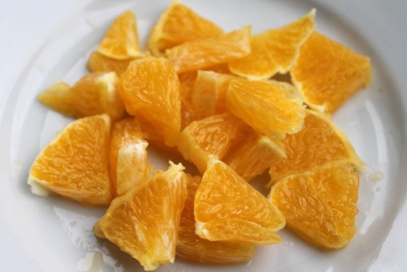 cortar la naranja en rodajas