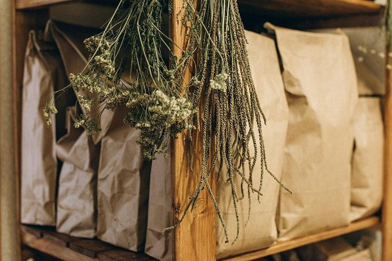 stockage d'herbes médicinales sèches