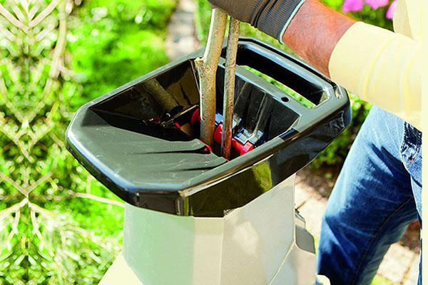 trituradora de jardín trabajando