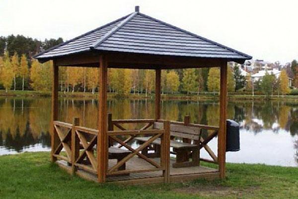 gazebo en bois au bord de l'étang