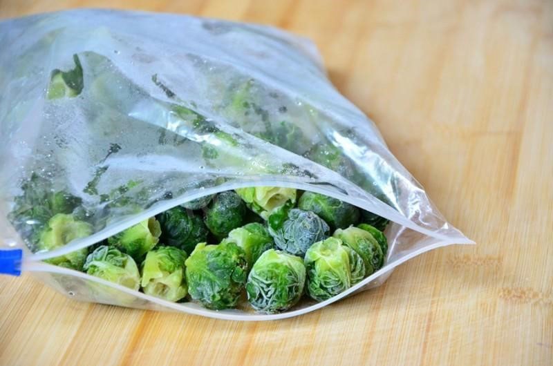 congelar las coles de Bruselas en una bolsa