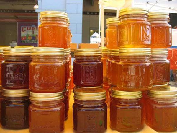 almacenar miel en frascos