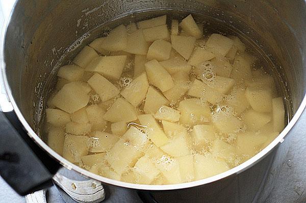bouillon de pommes de terre