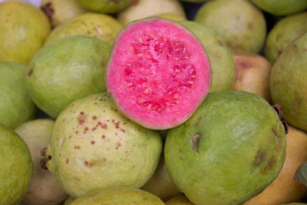 fruta de guayaba con pulpa rosada