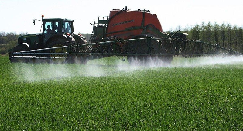 traitement des cultures avec un herbicide