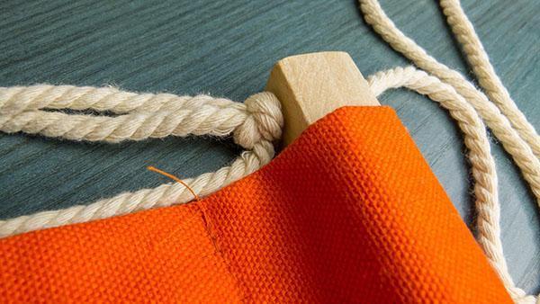 fixation du tissu à la barre
