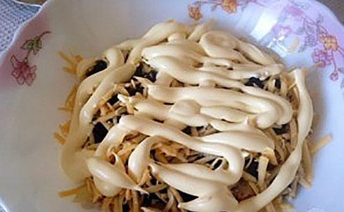 cubrir la ensalada con mayonesa