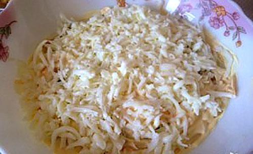 espolvorear la ensalada con proteínas hervidas