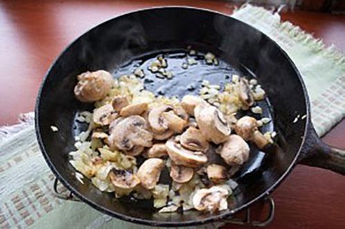 ajouter les champignons et le ragoût