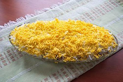 cubrir la ensalada con yemas