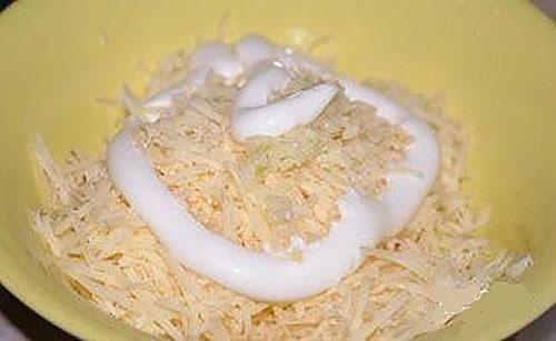 mezclar queso con ajo y mayonesa