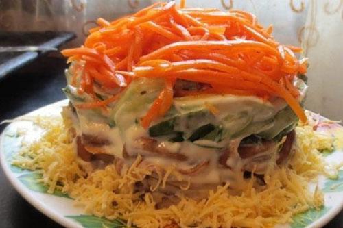 ensalada con zanahorias coreanas y champiñones