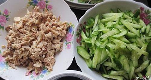 picar carne y pepinos