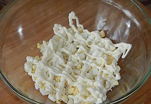 graisser une couche d'oeufs avec de la mayonnaise