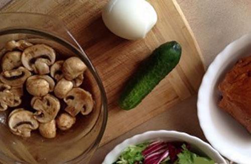 préparer les ingrédients de la salade