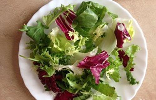 recoger hojas de lechuga