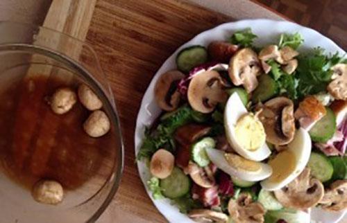 colocar los champiñones en escabeche y los huevos duros