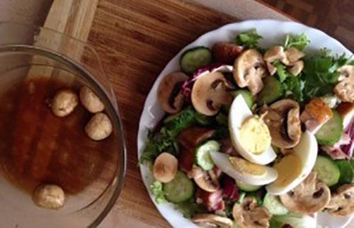 disposer les champignons marinés et les œufs durs