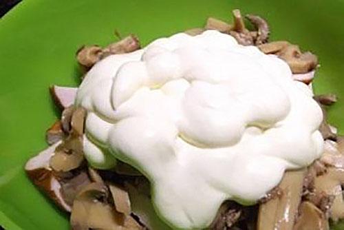 agregue mayonesa a la ensalada