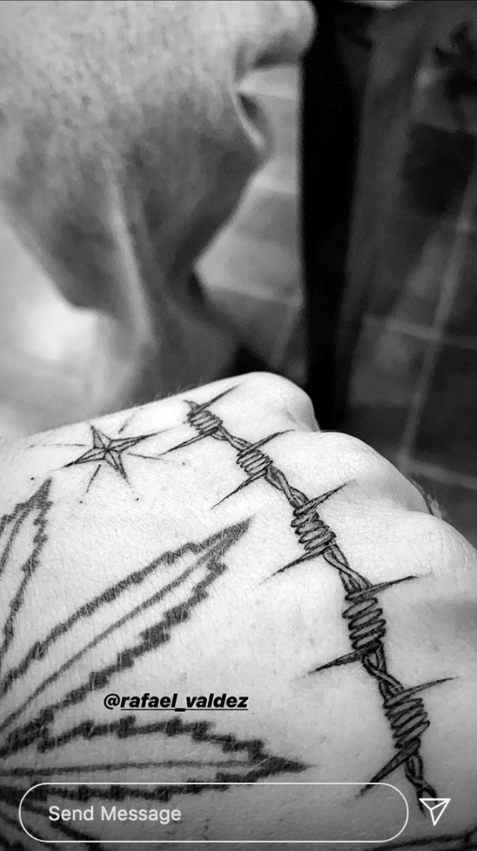 Presley Gerbers Stacheldraht-Tattoo von Rafael Valdez