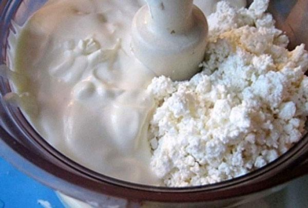 mélanger le fromage cottage avec la crème