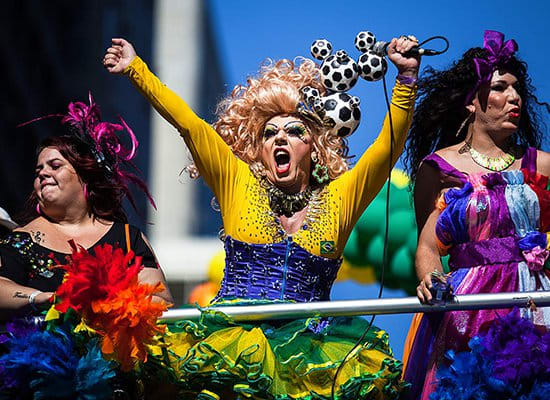 الصورة عبر LonelyPlanet في عام 2013 ، قررت دائرة الاختصاص في البرازيل إضفاء الشرعية على الزيجات المثلية. قبل ذلك فقط 27 سلطة قضائية سمحت بذلك.