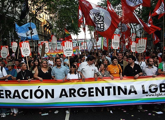 Fotografie přes Montrose Center Argentina byla první latinskoamerickou zemí, která v roce 2010 schválila legislativu týkající se manželství osob stejného pohlaví a stala se vedoucí rolí ostatních latinskoamerických zemí.