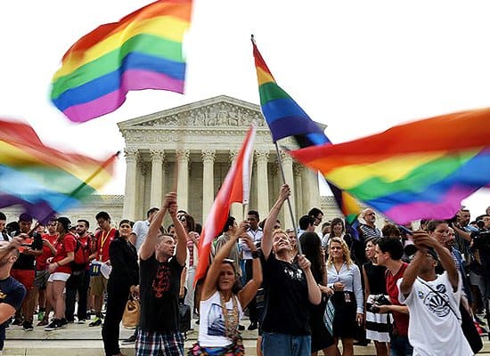 Foto über RollingStoneMassachuttes war der erste Staat im Jahr 2004, der schwulen Paaren erlaubte, der Liebesvereinigung beizutreten. 2015 legalisierte der Oberste Gerichtshof die gleichgeschlechtliche Ehe in allen 50 Bundesstaaten. Zuvor wurden gleichgeschlechtliche Ehen in 37 Bundesstaaten einschließlich des District of Columbia anerkannt. Dies war eine lange Reise, die viel Diskussionen, Werbung und Stimmengewinne beinhaltete. Ein besonderer Fürsprecher, Evan Wolfson, hat die