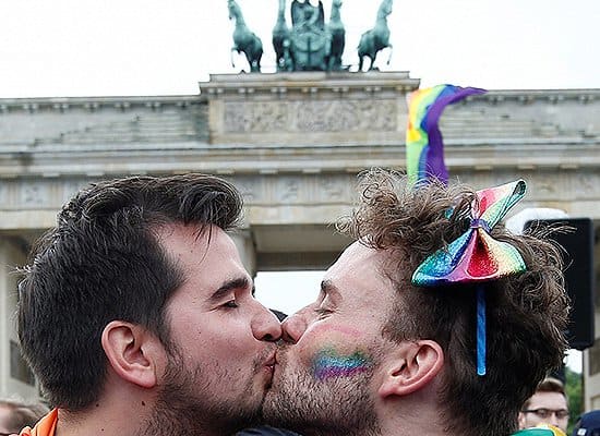 Foto über Public Radio InternationalIm Jahr 2017 schloss sich das normalerweise liberale Land gegenüber Homosexualität endlich der Bewegung an und legalisierte die gleichgeschlechtliche Ehe. Es war das 15. Land in Europa, in dem gleichgeschlechtliche Paare heiraten durften.