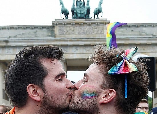 Foto prostřednictvím Public Radio International V roce 2017 se obvykle liberální země vůči homosexualitě konečně připojila k hnutí a legalizovala manželství osob stejného pohlaví. Stala se 15. zemí v Evropě, která umožnila manželům páry stejného pohlaví.