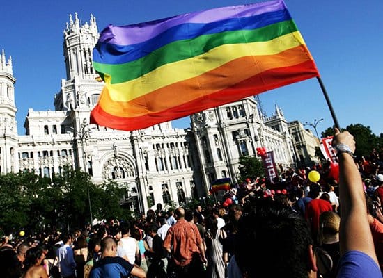 Foto via VoaIm Jahr 2005 verabschiedete Spanien ein Gesetz, das gleichgeschlechtliche Partnerschaften erlaubt.