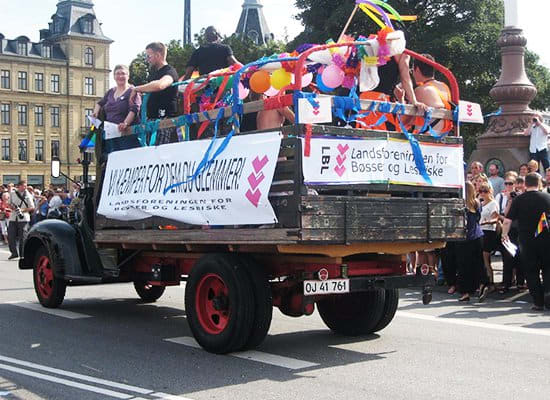 Foto via Gay News TVIm Jahr 2012 hat Dänemark die gleichgeschlechtliche Ehe für legal erklärt, nachdem Königin Margrethe II. ihre königliche Zustimmung zu dem vorgeschlagenen Gesetz gegeben hatte. Dänemark war jedoch das erste Land, das 1989 homosexuellen Paaren erlaubte, sich als Lebenspartner zu registrieren.