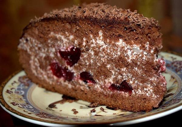 gâteau aux cerises ivre servi pour le thé