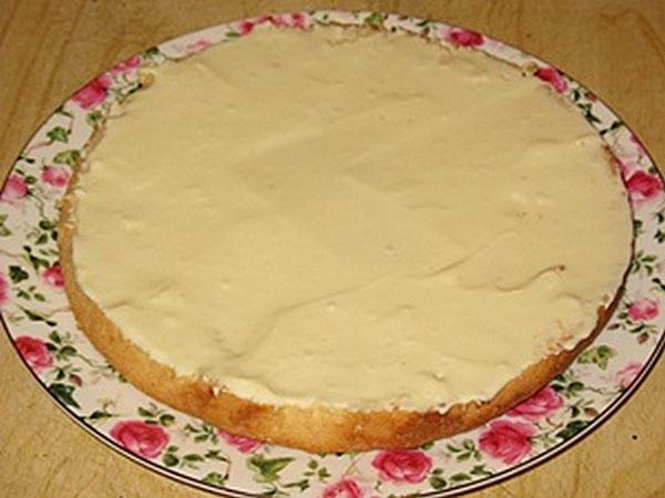 graisser le gâteau avec de la crème pâtissière