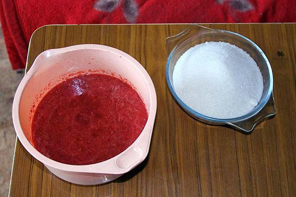 mezclar puré de fresa con gelatina y azúcar
