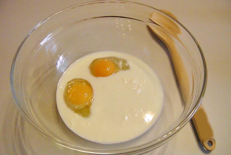 combine la leche, los huevos, la sal, el azúcar