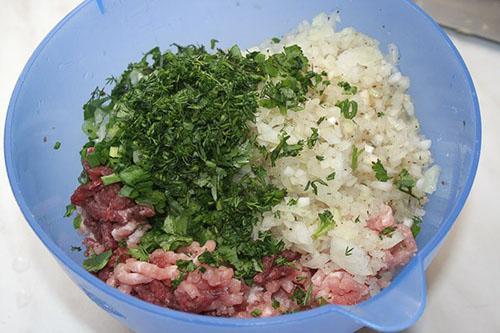 mélanger la viande hachée avec les oignons et les herbes